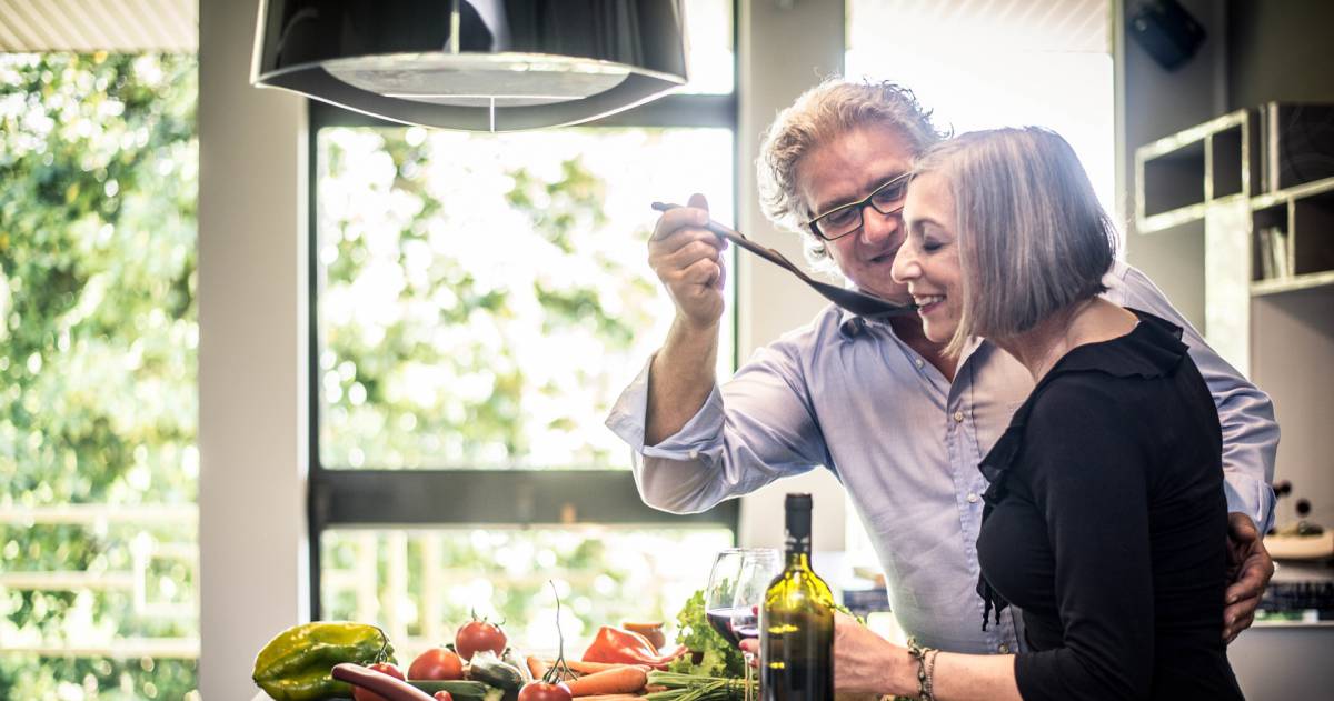 Oudere man en vrouw in de keuken