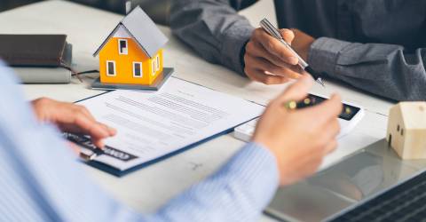 Financieel overleg tussen twee mensen over een ander huis kopen of huren
